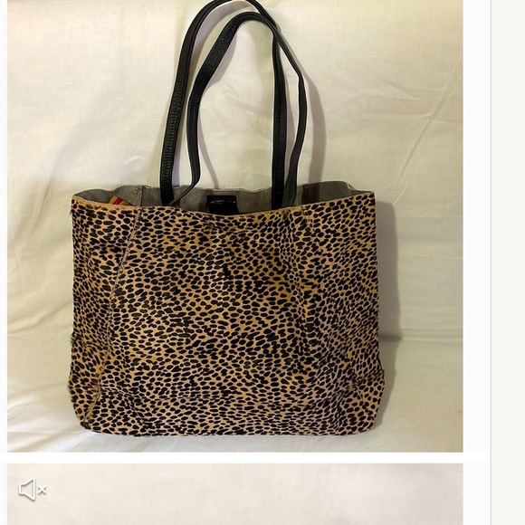 Streets Ahead Handbags - Calfskin Tote magnetic closer